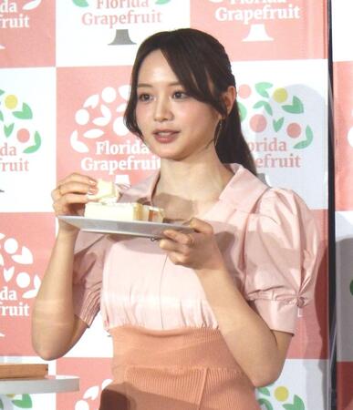 　サンドイッチを実食する森香澄