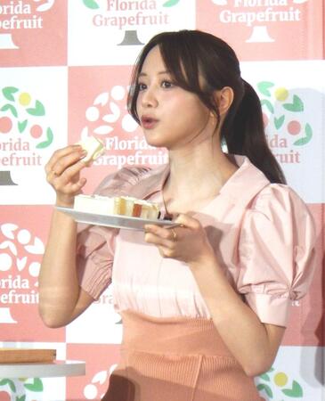 　サンドイッチを実食する森香澄