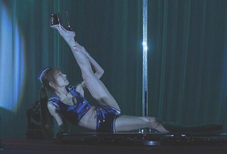 　ポールダンスを披露する熊田曜子（撮影・佐々木彰尚）