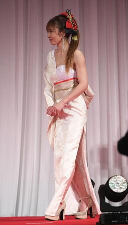 　プレゼンターを務める熊田曜子（撮影・佐々木彰尚）