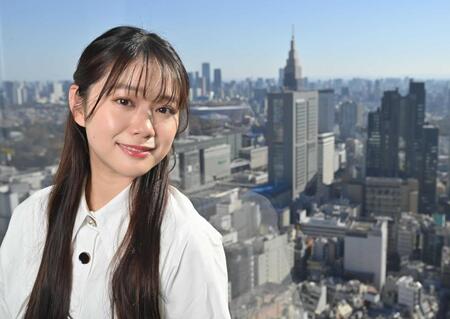 　新宿の風景を背に笑みを浮かべる森山未唯（２０２３年）