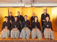 　真打昇進襲名披露会見に出席した（前列左から）柳家緑太、柳家花飛、柳家吉緑、林家木久彦、松柳亭鶴枝（後列同）柳家さん喬、柳家花緑、林家木久扇、柳亭市馬