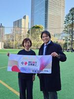 　撮影に応じる（右から）織田裕二、福士加代子