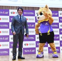 　りくワン（右）とのツーショットに照れ笑いを見せる織田裕二（撮影・園田高夫）