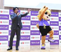 　りくワン（右）とイベントを盛り上げる織田裕二（撮影・園田高夫）