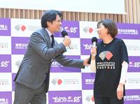 　息の合ったトークを見せる織田裕二と福士加代子さん（右）＝撮影・園田高夫
