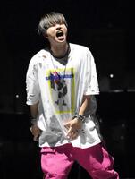 　表題曲「喜怒哀楽」でマイクを使わず熱唱する増田貴久（撮影・伊藤笙子）