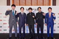 　会見に出席したＥＸＩＬＥ　ＨＩＲＯ（右から２番目）とＥＸＩＬＥ　ＮＡＯＴＯ（中央）