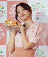 　フルーツサンドを手に笑顔の森香澄