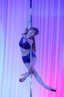 　ポールダンスを披露する熊田曜子（撮影・佐々木彰尚）