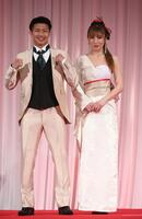 　受賞した朝久泰央（左）とプレゼンターを務めた熊田曜子（撮影・佐々木彰尚）