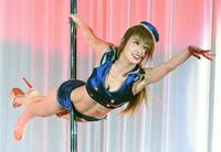 　ポールダンスを披露する熊田曜子（撮影・佐々木彰尚）
