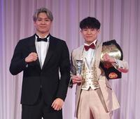 　Ｋｒｕｓｈ最優秀選手に輝いた横山朋哉（右）とプレゼンターを務めた競泳・中村克（撮影・佐々木彰尚）