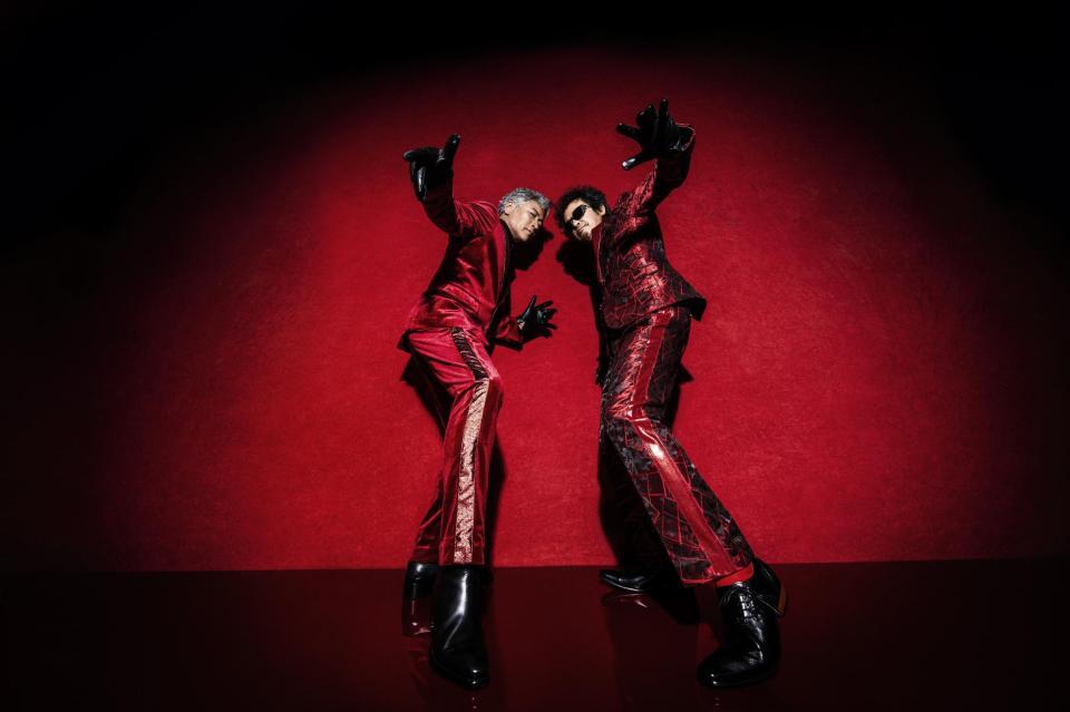 　新ユニットを結成した奥田民生（右）と吉川晃司