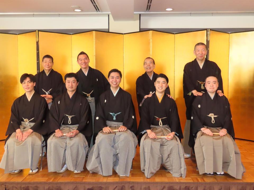 　真打昇進襲名披露会見に出席した（前列左から）柳家緑太、柳家花飛、柳家吉緑、林家木久彦、松柳亭鶴枝（後列同）柳家さん喬、柳家花緑、林家木久扇、柳亭市馬