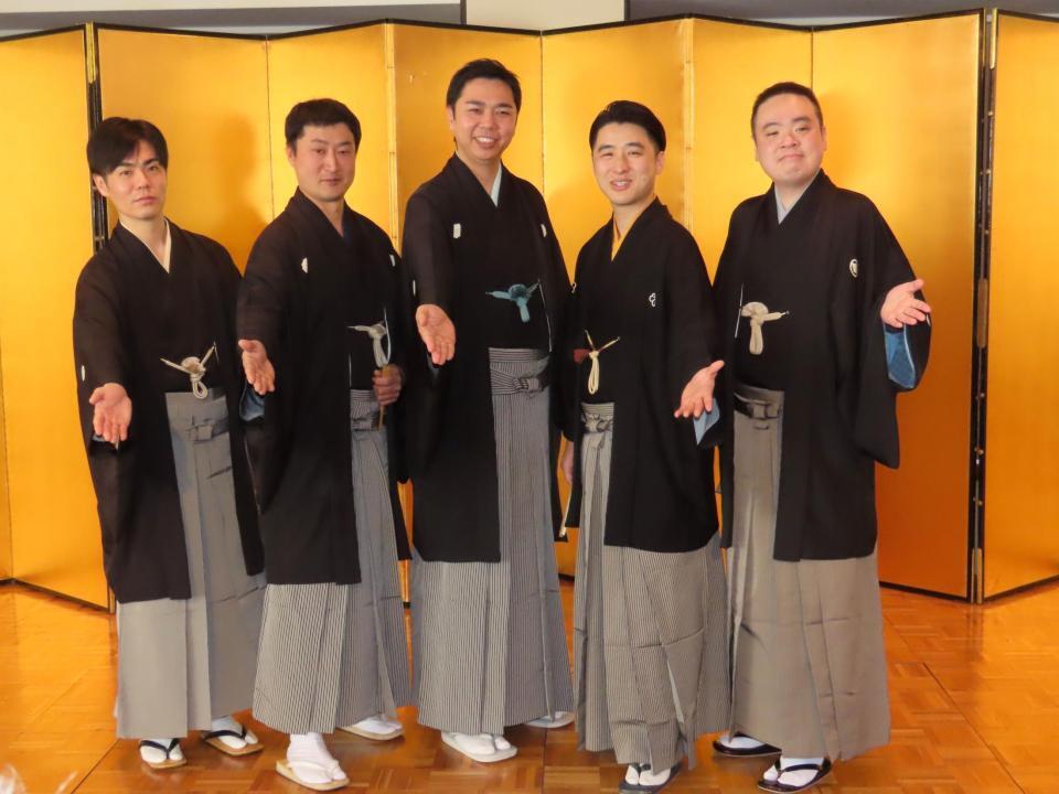 　真打昇進襲名披露会見に出席した（左から）柳家緑太、柳家花飛、柳家吉緑、林家木久彦、松柳亭鶴枝