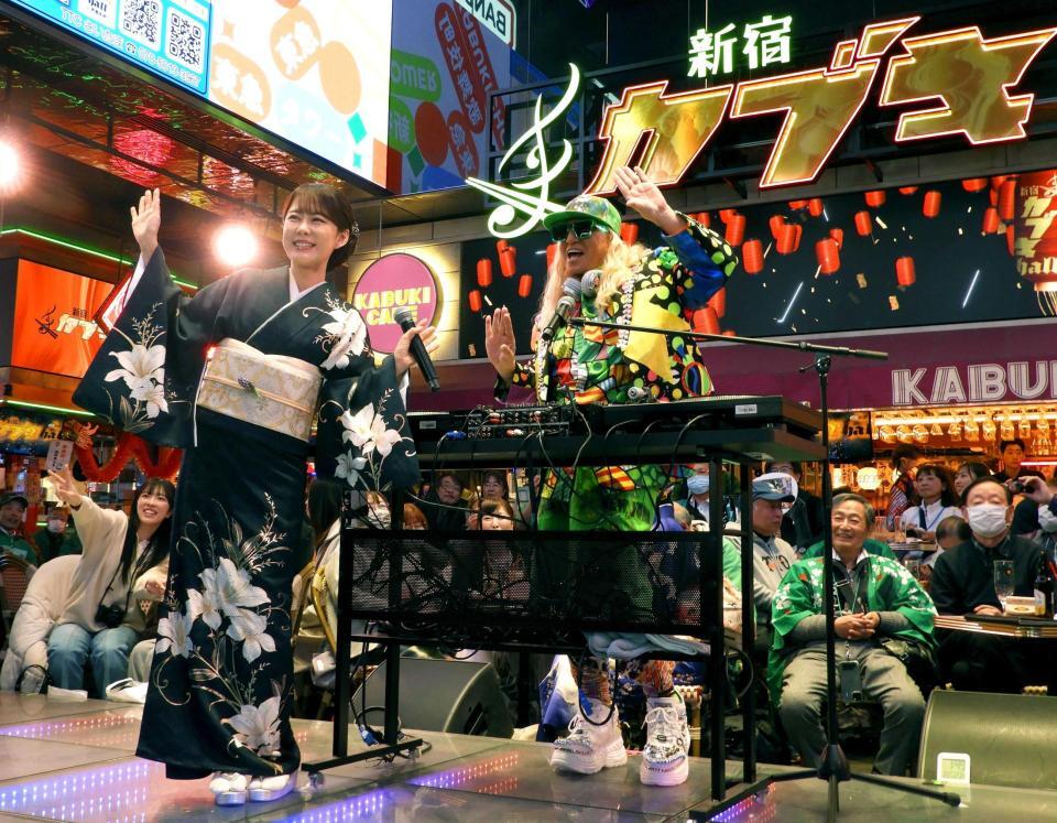 　歌舞伎町のど真ん中でイベントを行った丘みどり（左）とＤＪ　ＫＯＯ