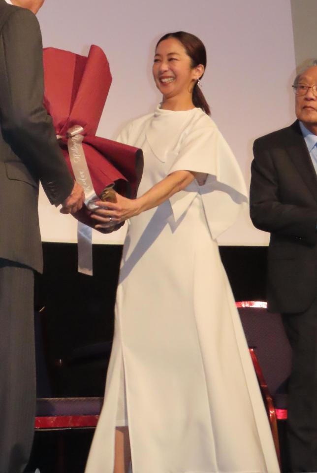 　北大路欣也に花束を手渡す優香