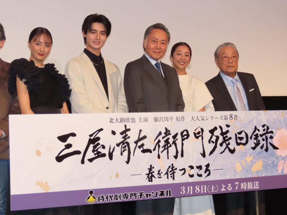 　舞台あいさつに出席した（左から）大友花恋、藤岡真威人、北大路欣也、優香、伊東四朗