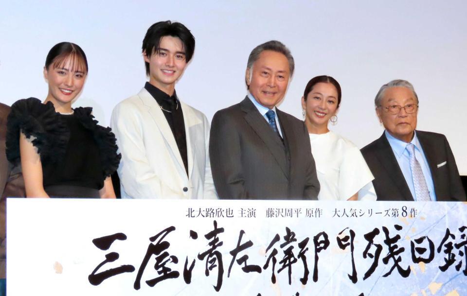 　（左から）大友花恋、藤岡真威人、北大路欣也、優香、伊東四朗