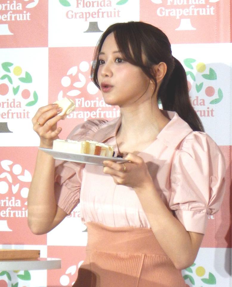 　サンドイッチを実食する森香澄