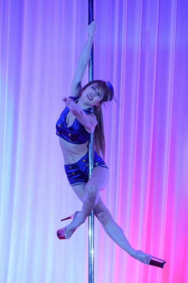 　ポールダンスを披露する熊田曜子（撮影・佐々木彰尚）