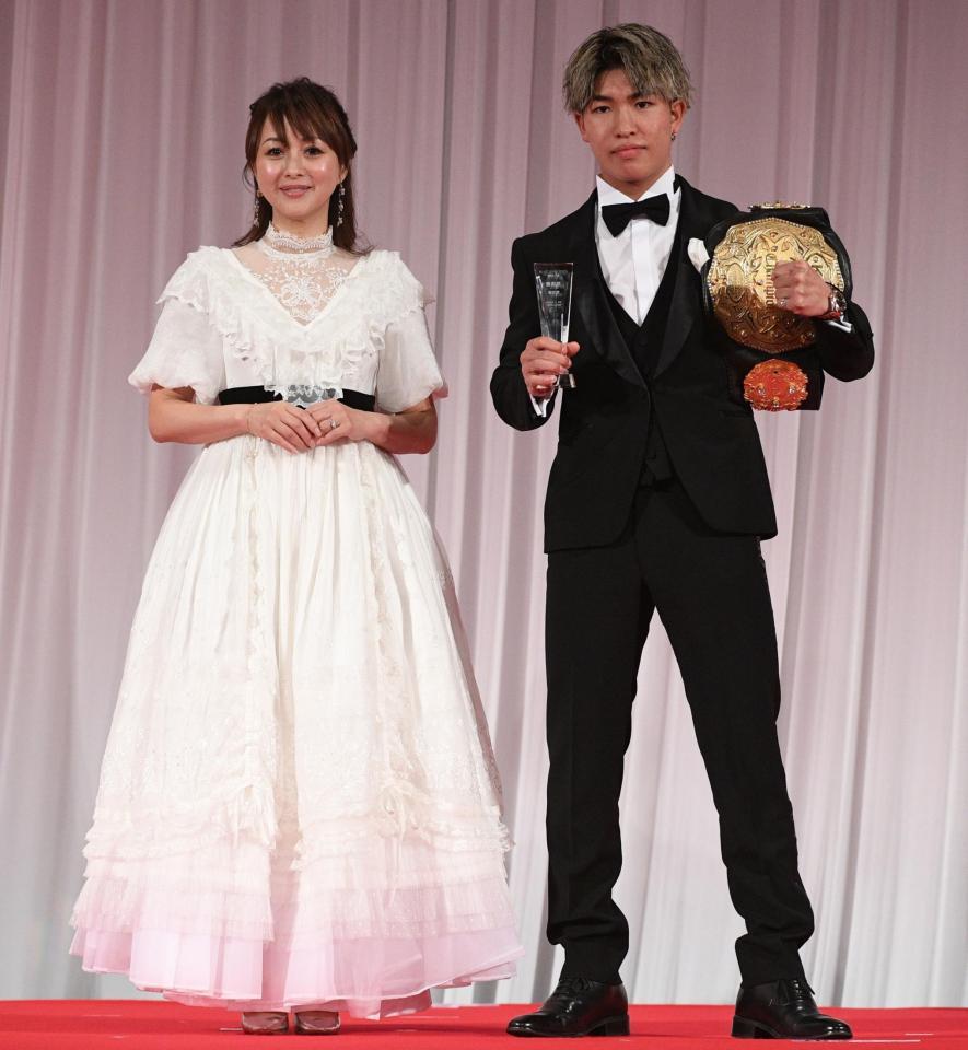 　殊勲賞の寺田匠（右）とプレゼンターの渡辺美奈代（撮影・佐々木彰尚）