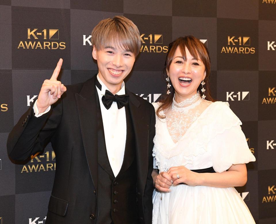 　笑顔の次男・名月（左）と渡辺美奈代（撮影・佐々木彰尚）