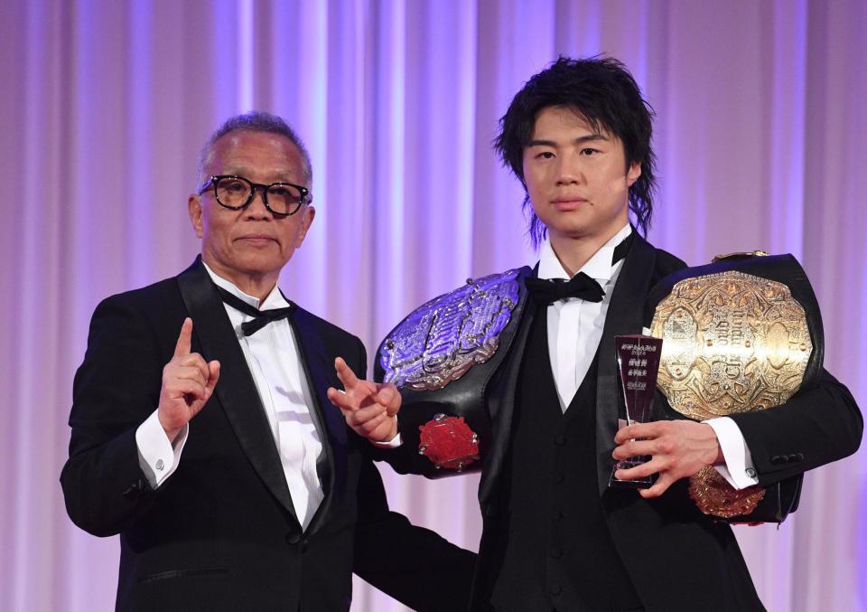 　技能賞の金子晃大（右）とプレゼンターの石井和義・正道会館館長（撮影・佐々木彰尚）