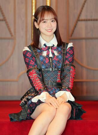 　劇場の扉の前でポーズをとるＡＫＢ４８・倉野尾成美（撮影・棚橋慶太）