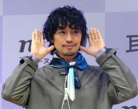 　「ｎｗｍ（ヌーム）」新ＣＭ発表会でポーズをとる斎藤工