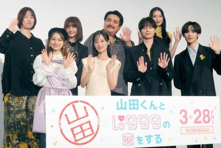 　（前列左から）月島琉衣、山下美月、作間龍斗、ＮＯＡ（後列同）安川有果監督、甲田まひる、鈴木もぐら、茅島みずき