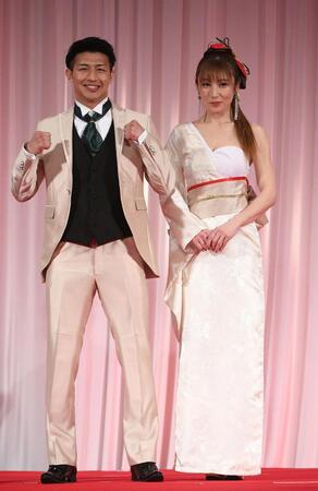 　受賞した朝久泰央（左）とプレゼンターを務めた熊田曜子（撮影・佐々木彰尚）