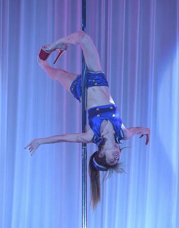　ポールダンスを披露する熊田曜子（撮影・佐々木彰尚）