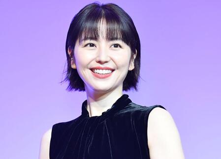 【写真】なんたる透明感!ドレス姿の長澤まさみ デコルテも背中も艶めく美肌