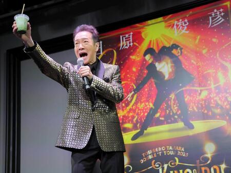 　青汁を手に乾杯の音頭をとる田原俊彦（撮影・棚橋慶太）