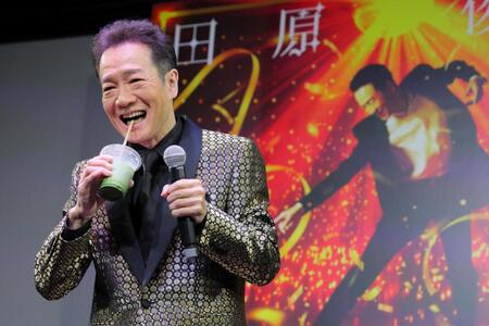 　青汁を口にする田原俊彦（撮影・棚橋慶太）