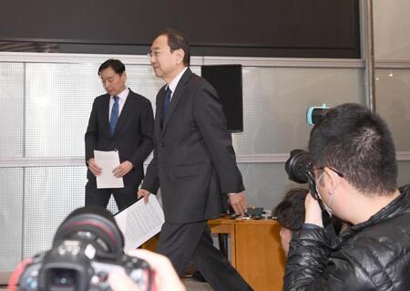 　取締役会を終え会見場に現れたフジテレビの清水賢治社長（中央）＝撮影・園田高夫