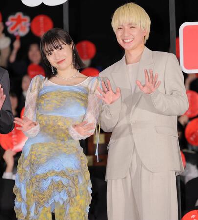 　手を振る広瀬すず（左）と木戸大聖（撮影・棚橋慶太）