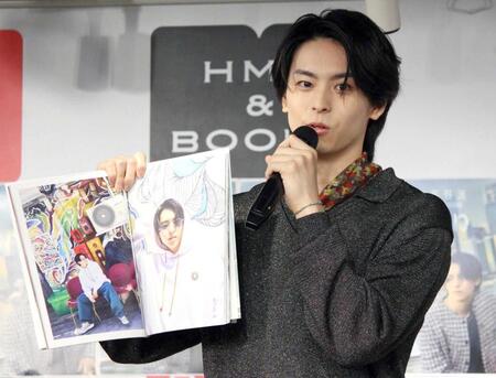 　お気に入りカットを見せる高野洸＝２４年１０月