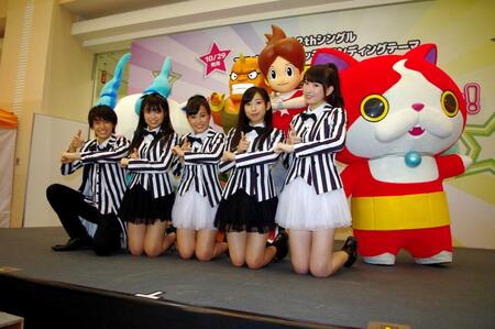 　イベントに登場した（前列右から）日比美思、玉川桃奈、重本ことり、大原優乃、高野洸、（後列右から）ジバニャン、ケータくん、ブリー隊長、コマさん＝１４年１０月