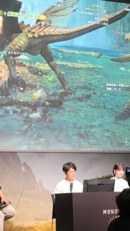 　ゲームをプレイする西野七瀬（右）