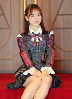 　劇場の扉の前でポーズをとるＡＫＢ４８・倉野尾成美（撮影・棚橋慶太）