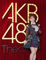 　劇場のロゴの前でポーズをとるＡＫＢ４８・倉野尾成美（撮影・棚橋慶太）