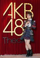 　グループのロゴの前でポーズをとるＡＫＢ４８・倉野尾成美（撮影・棚橋慶太）