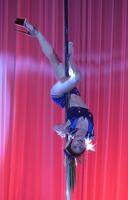 　ポールダンスを披露する熊田曜子（撮影・佐々木彰尚）