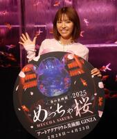 　写真撮影に応じる若槻千夏