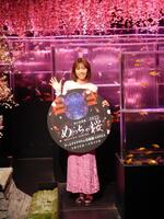 　写真撮影に応じる若槻千夏