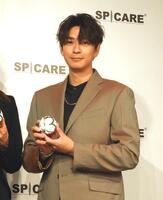 　新作ファンデーションを手に笑顔を浮かべる三浦翔平