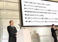　『再生・改革に向けて実行に着手した施策』を発表したフジテレビの清水賢治社長（左）＝撮影・園田高夫